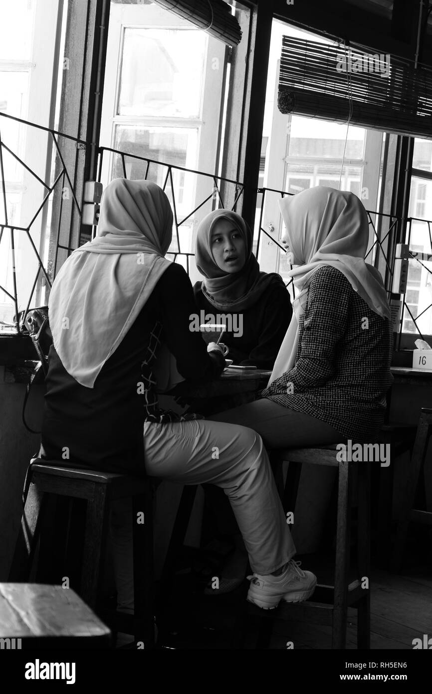 Trois femmes musulmanes discuter dans le café Banque D'Images