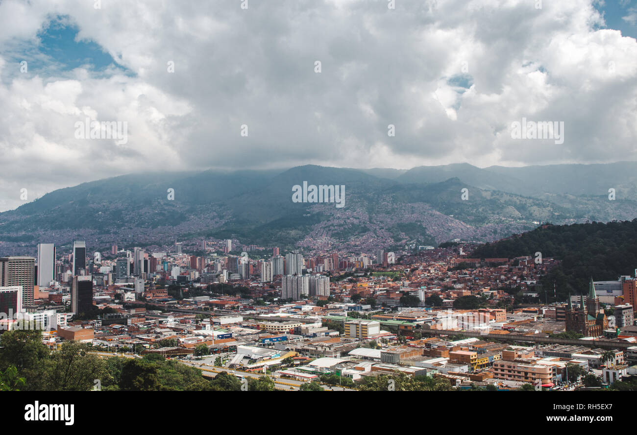 Vue sur la vallée de la tentaculaire ville de Medellín, Colombie Banque D'Images