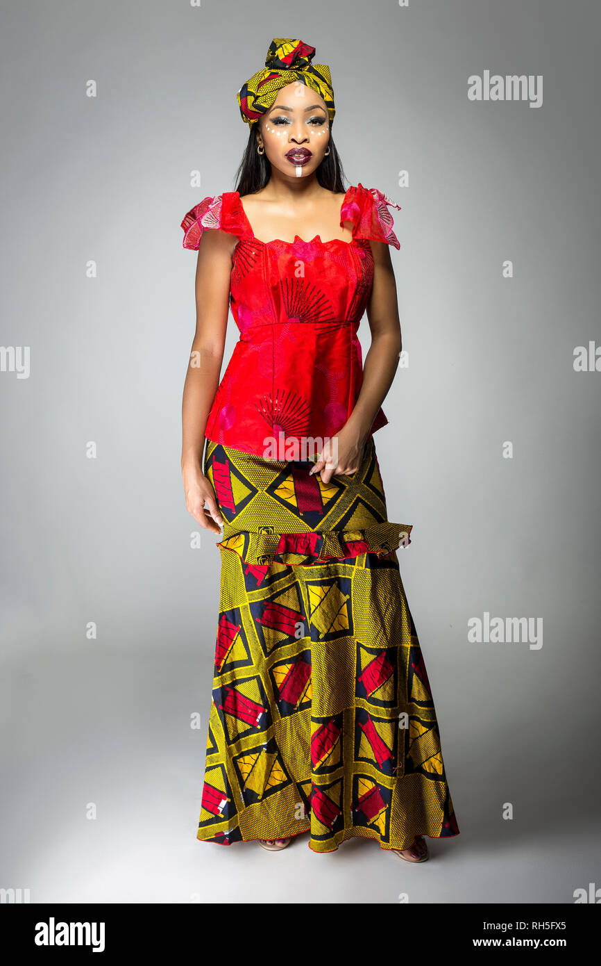 Femelle noire montrant african pride en portant une robe traditionnelle ...