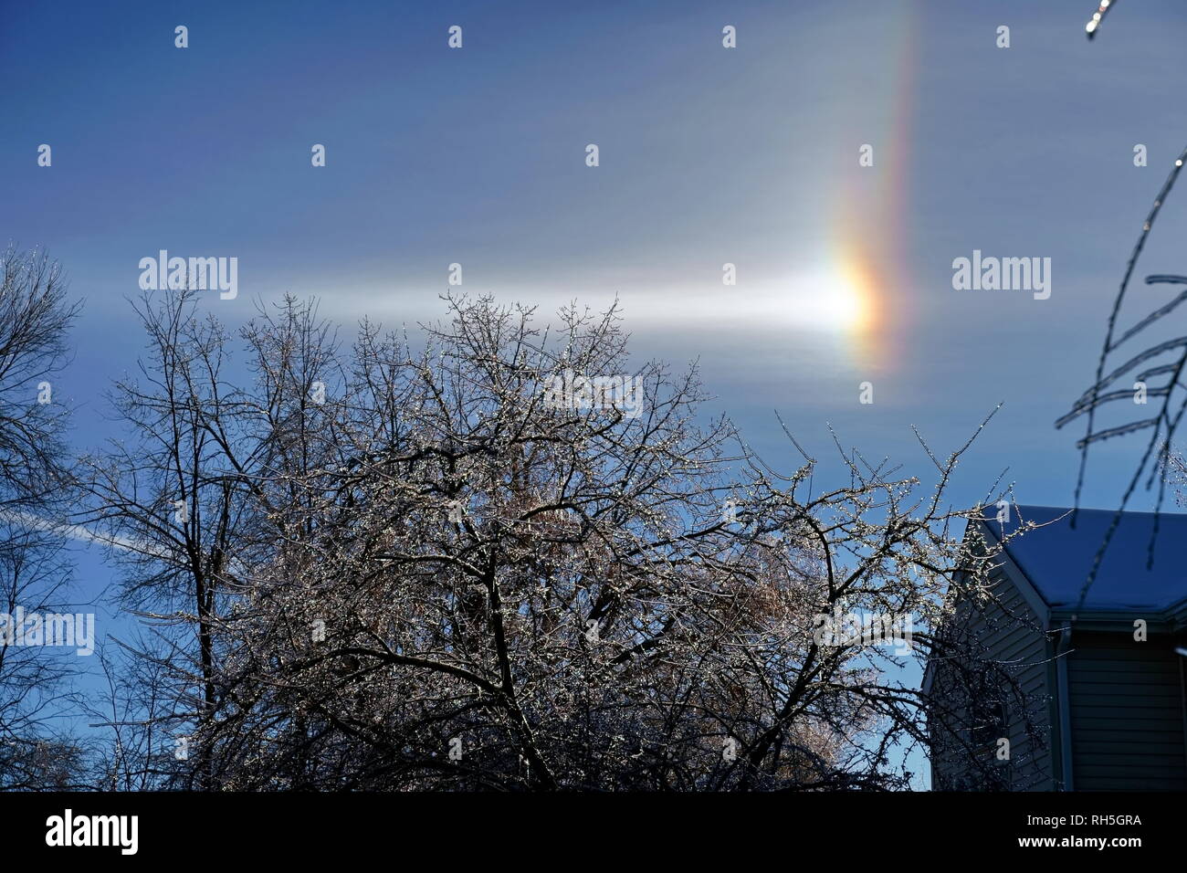 Un arc-en-ciel lors d'un phénomène inhabituel Nouvelle Angleterre l'hiver. Banque D'Images