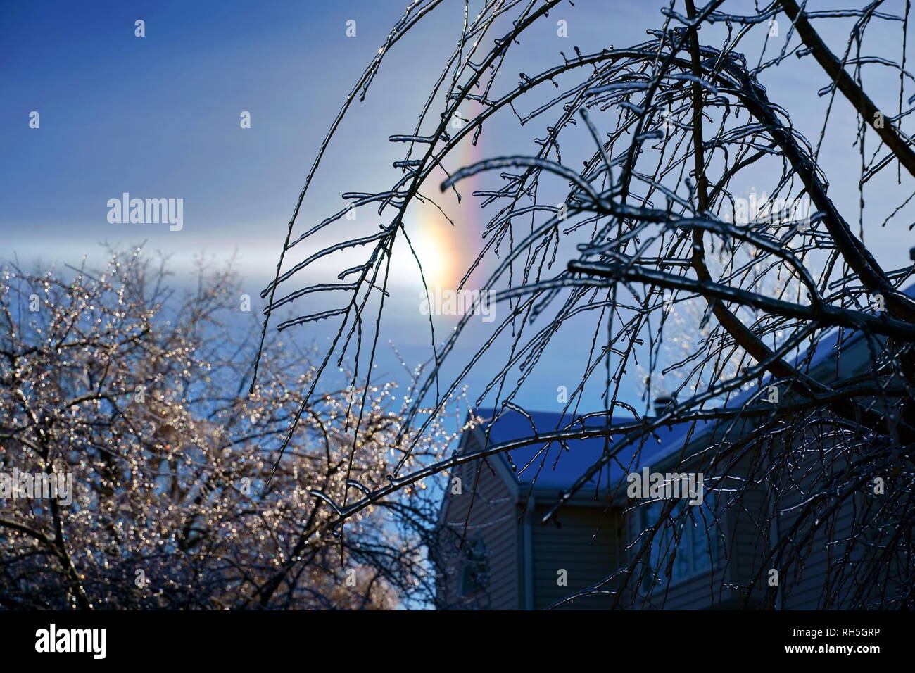 Un arc-en-ciel lors d'un phénomène inhabituel Nouvelle Angleterre l'hiver. Banque D'Images