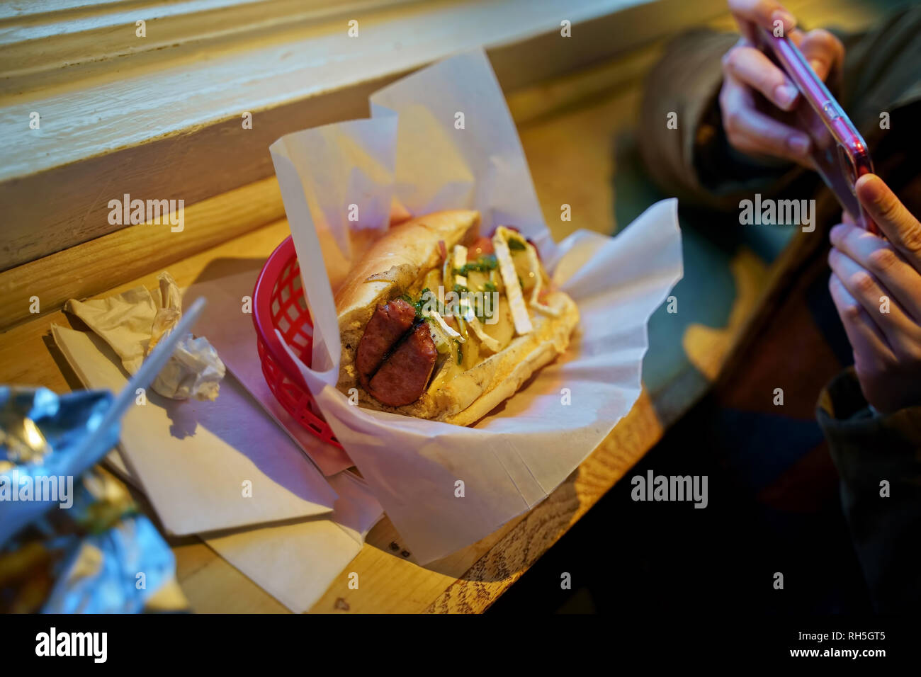 Aliments de spécialité des endroits comme ces super hot dog plats avec un mélange fou de garnitures sont hits sur les médias sociaux. Banque D'Images