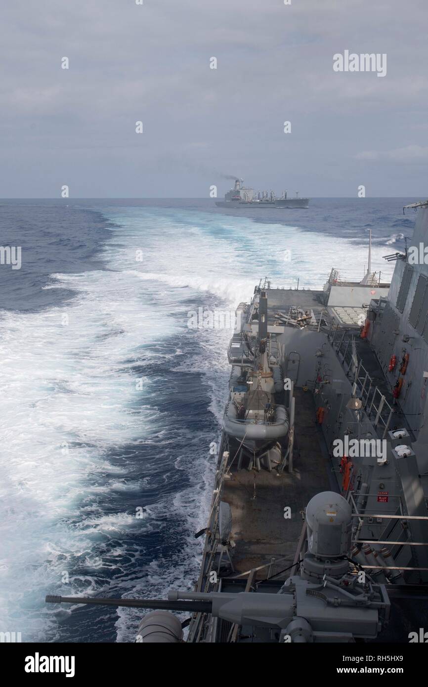 Lance-missiles le destroyer USS Spruance (DDG 111) se détache de la reconstitution de la flotte oiler USNS Guadalupe (T-AO 200) après avoir reçu le carburant pendant un ravitaillement en mer dans l'Océan indien, 27 janvier, 2019. L'Spruance est déployé pour la 7è zone des opérations de la flotte à l'appui de la sécurité et de la stabilité dans la région Indo-Pacifique. (U.S. Photo par marine Spécialiste de la communication de masse 1re classe Ryan D. McLearnon) Banque D'Images