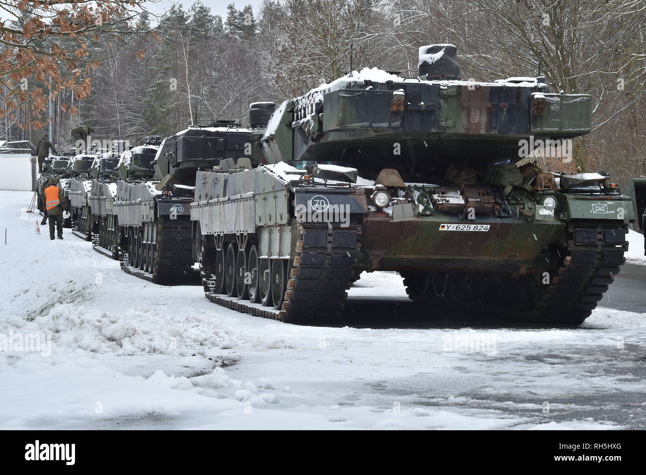 L'armée allemande chars de combat principaux Leopard II avec le 104e bataillon de chars sont prêts pour les opérations de tête rose à Vilseck, casernes, Allemagne, le 29 janvier 2019. L'Allemagne appuie le renforcement de la présence de l'OTAN l'avant d'un groupement tactique en Lituanie. (U.S. Photo de l'armée par Gertrud Zach) Banque D'Images