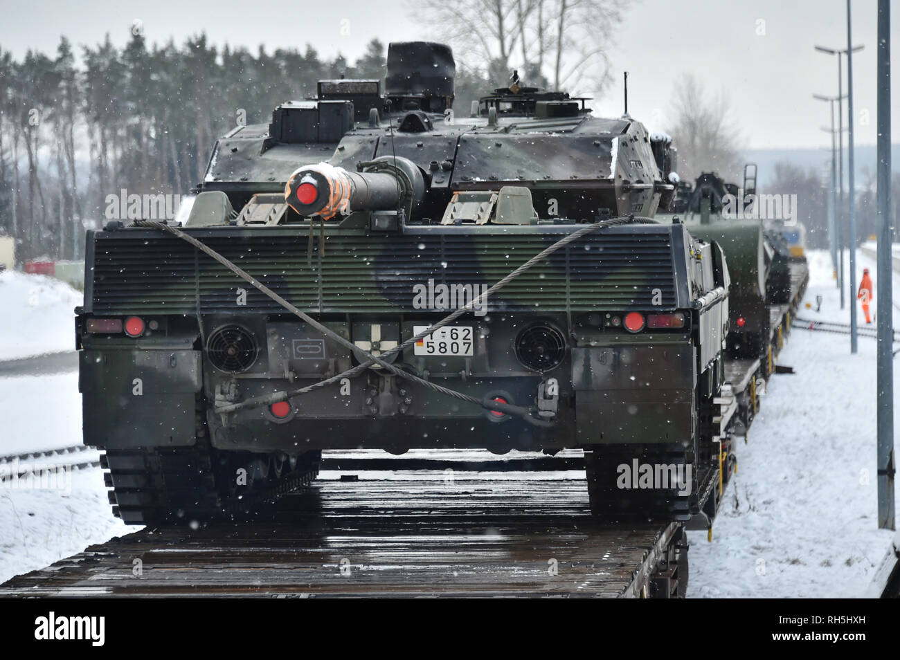 L'armée allemande chars de combat principaux Leopard II avec le 104e Bataillon Tank passer pendant les opérations de tête de charrettes à Vilseck, caserne Rose, Allemagne, le 29 janvier 2019. L'Allemagne appuie le renforcement de la présence de l'OTAN l'avant d'un groupement tactique en Lituanie. (U.S. Photo de l'armée par Gertrud Zach) Banque D'Images