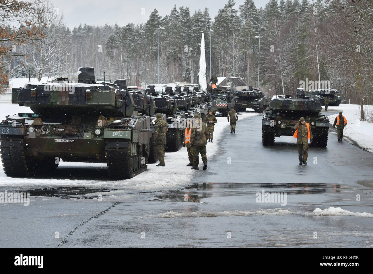 L'armée allemande chars de combat principaux Leopard II avec le 104e Bataillon Tank passer pendant les opérations de tête de charrettes à Vilseck, caserne Rose, Allemagne, le 29 janvier 2019. L'Allemagne appuie le renforcement de la présence de l'OTAN l'avant d'un groupement tactique en Lituanie. (U.S. Photo de l'armée par Gertrud Zach) Banque D'Images