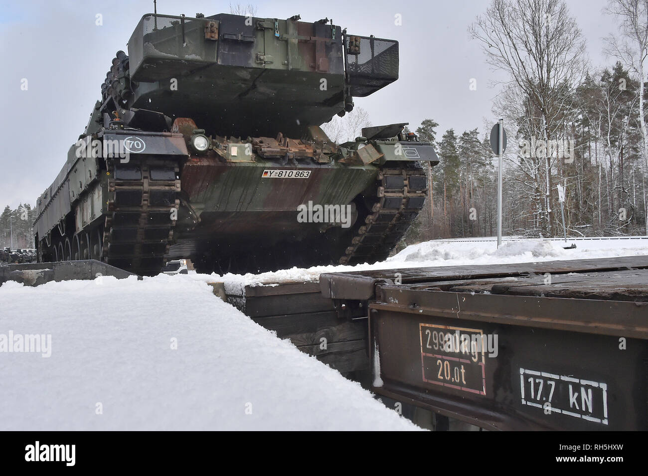 L'armée allemande chars de combat principaux Leopard II avec le 104e Bataillon Tank passer pendant les opérations de tête de charrettes à Vilseck, caserne Rose, Allemagne, le 29 janvier 2019. L'Allemagne appuie le renforcement de la présence de l'OTAN l'avant d'un groupement tactique en Lituanie. (U.S. Photo de l'armée par Gertrud Zach) Banque D'Images