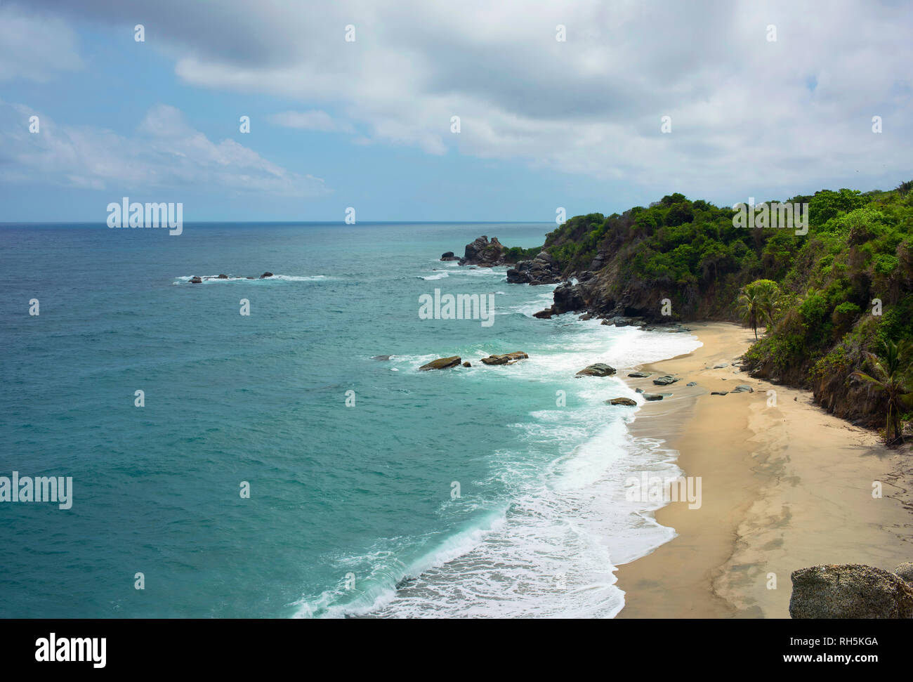 Vues d'en haut des côtes tropicales et d'eau turquoise sur la pittoresque plage de récifs. Le parc Tayrona, Colombie. Sep 2018 Banque D'Images Vues d'en haut des côtes tropicales et d'eau turquoise sur la pittoresque plage de récifs. Le parc Tayrona, Colombie. Sep 2018 Banque D'Images