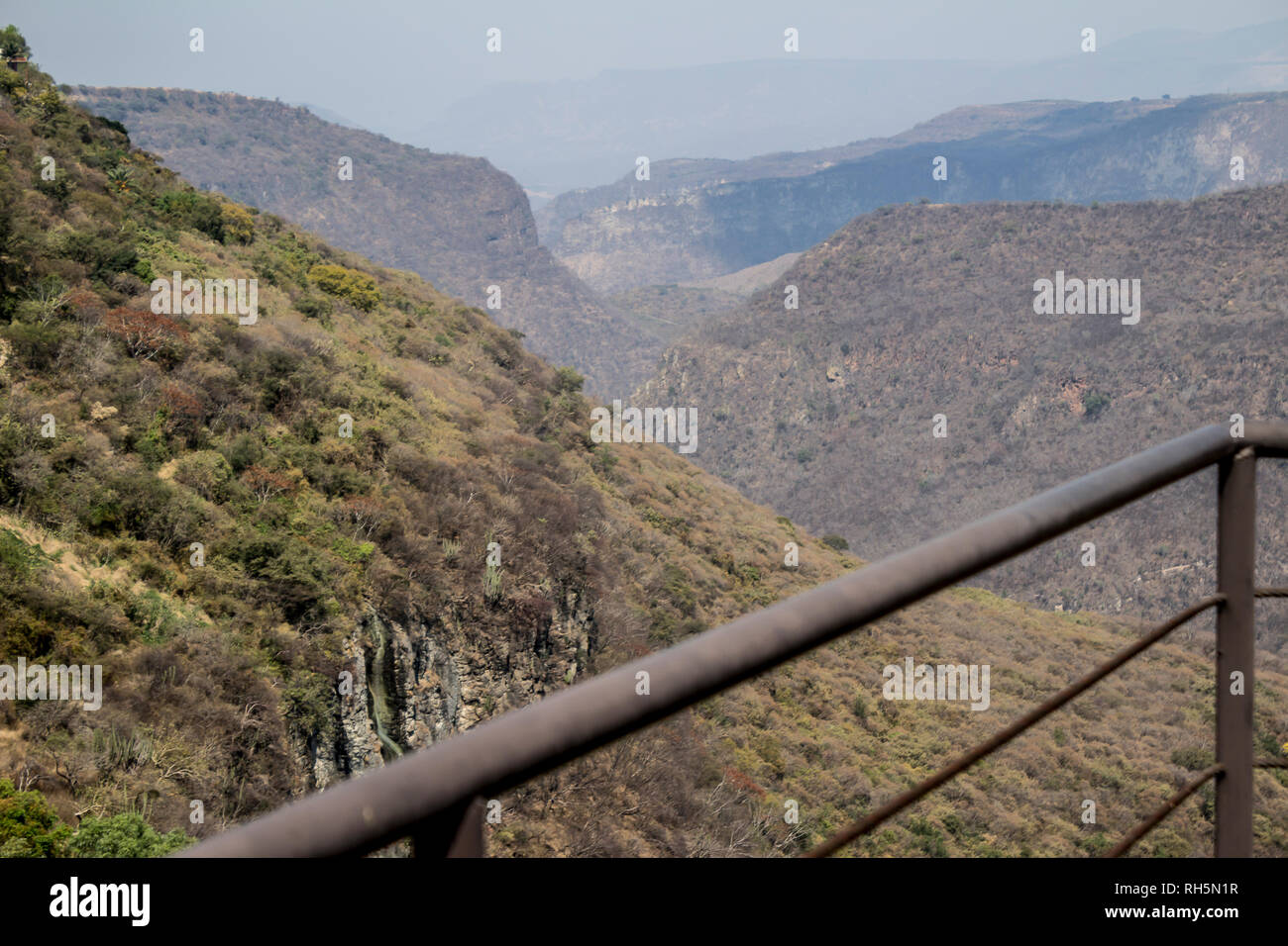 Voir d'Huentitan canyon sur une magnifique journée avec un ciel gris à Guadalajara Jalisco Mexique,copie espace, adventure concept Banque D'Images