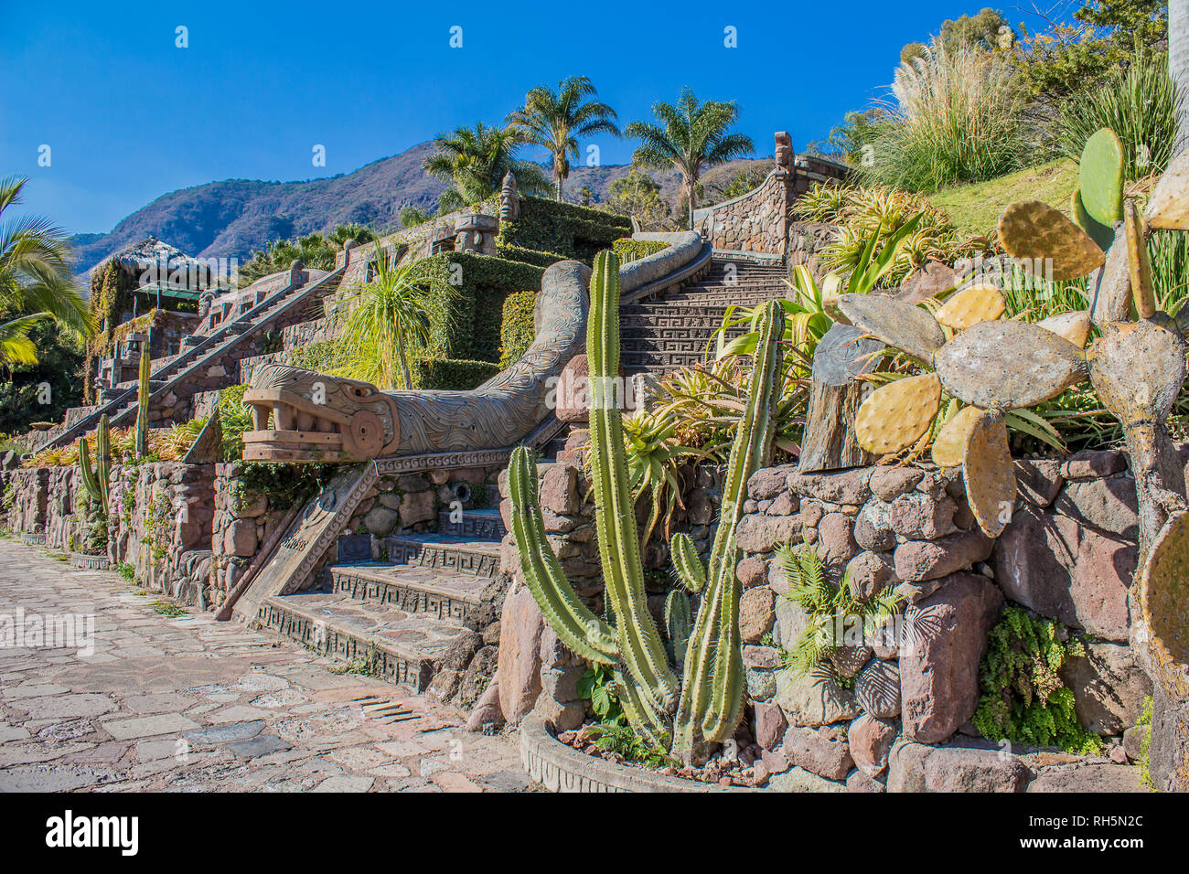 Escalier dans un jardin avec la réplique de l'empanaché, serpent à plumes () et sur une magnifique journée ensoleillée en Chapala, Jalisco, Mexique Banque D'Images