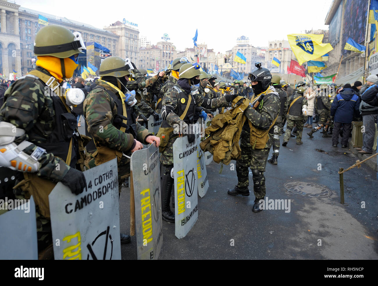 Institutskaya street marching protestataires vers le bas : les clubs en bois ou en aluminium, boucliers, casques. Révolution de la dignité.18 février 2014. Kiev, Ukraine Banque D'Images