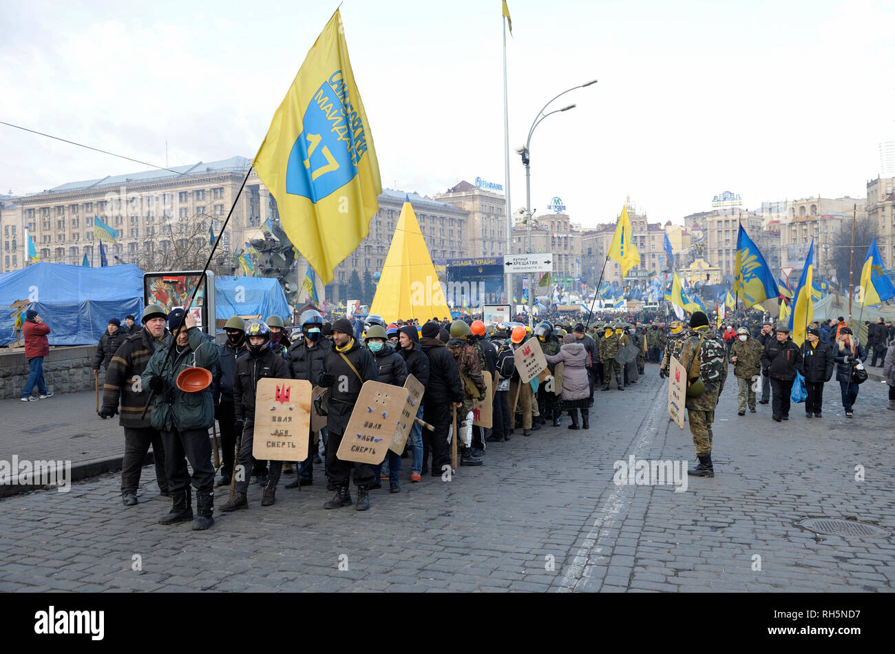 Institutskaya street marching protestataires vers le bas : les clubs en bois ou en aluminium, boucliers, casques. Révolution de la dignité.18 février 2014. Kiev, Ukraine Banque D'Images