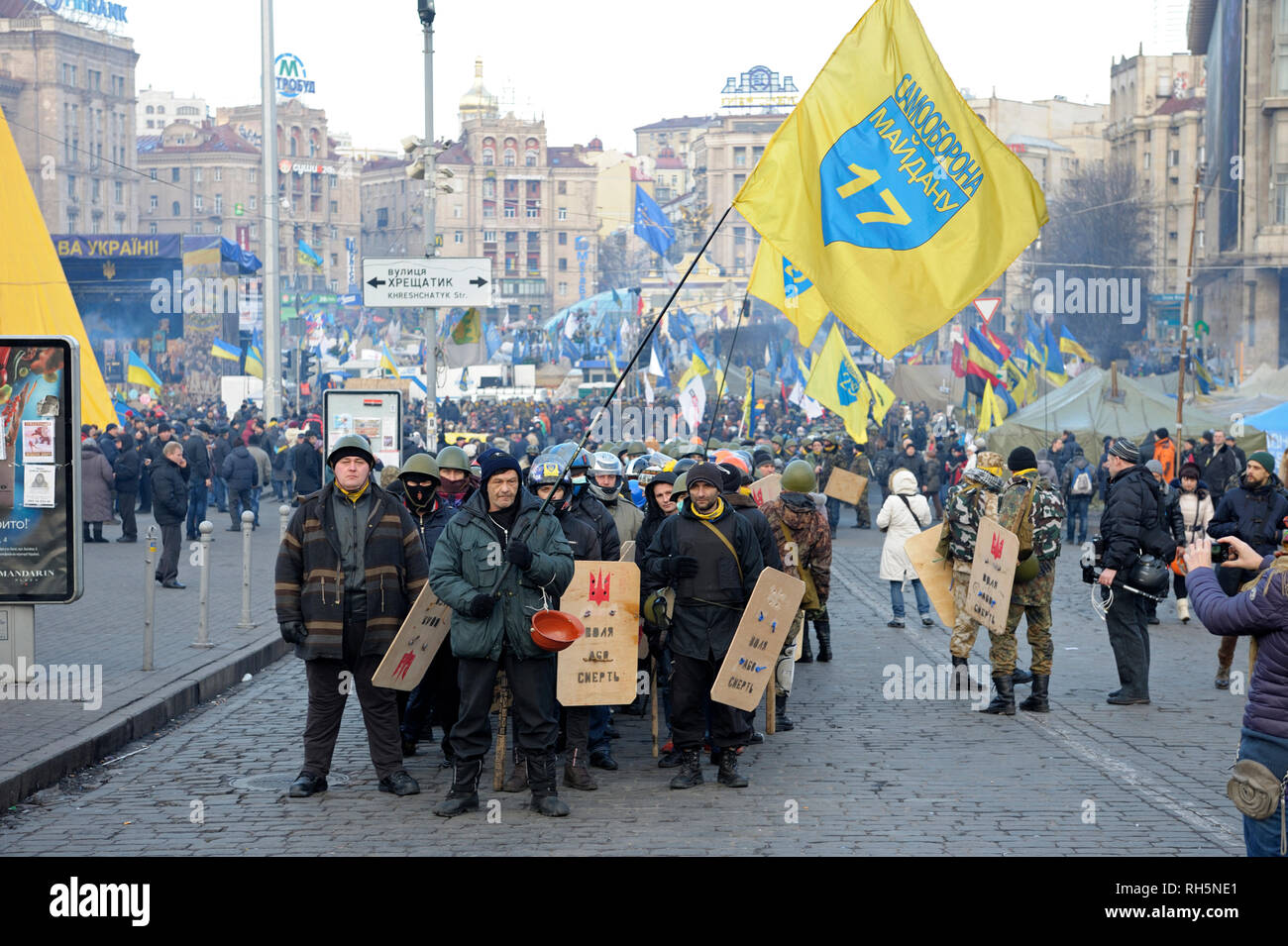 Institutskaya street marching protestataires vers le bas : les clubs en bois ou en aluminium, boucliers, casques. Révolution de la dignité.18 février 2014. Kiev, Ukraine Banque D'Images