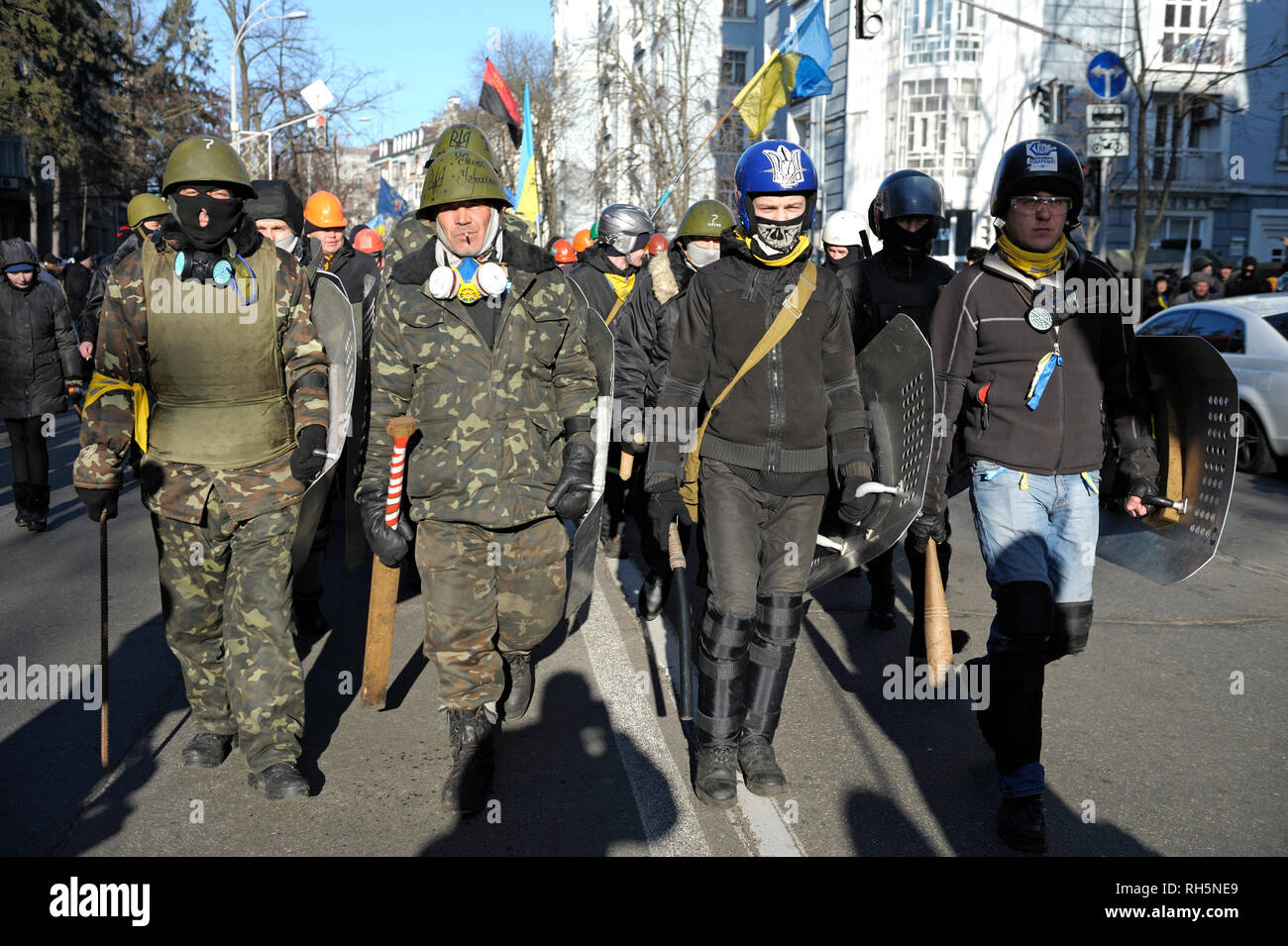 Institutskaya street marching protestataires vers le bas : les clubs en bois ou en aluminium, boucliers, casques. Révolution de la dignité.18 février 2014. Kiev, Ukraine Banque D'Images