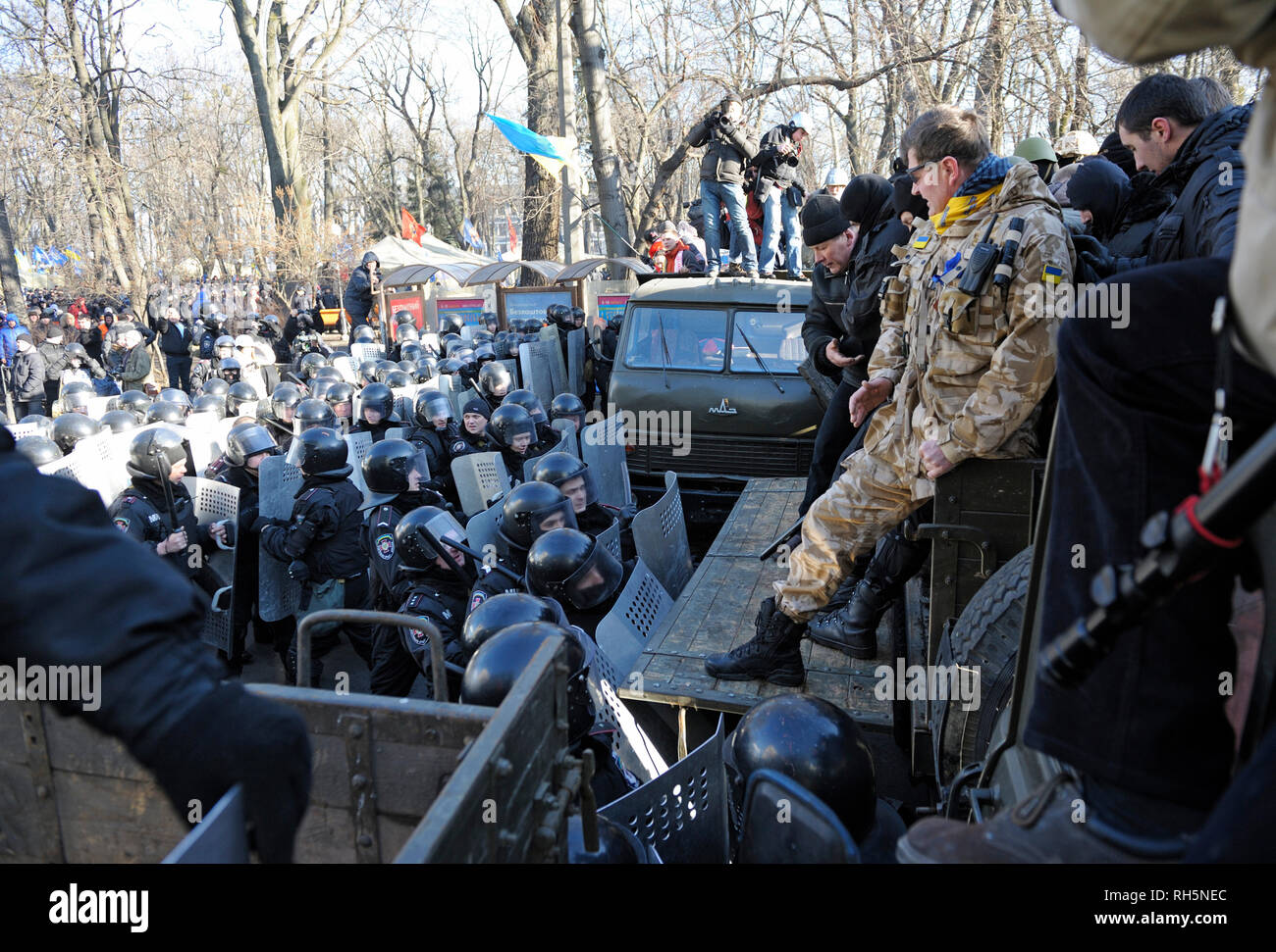 Ligne de manifestants d'attaquer la police. Grushevskogo Street près de parlement ukrainien. Révolution de la dignité. 18 février, 2014. Kiev,Ukraine Banque D'Images