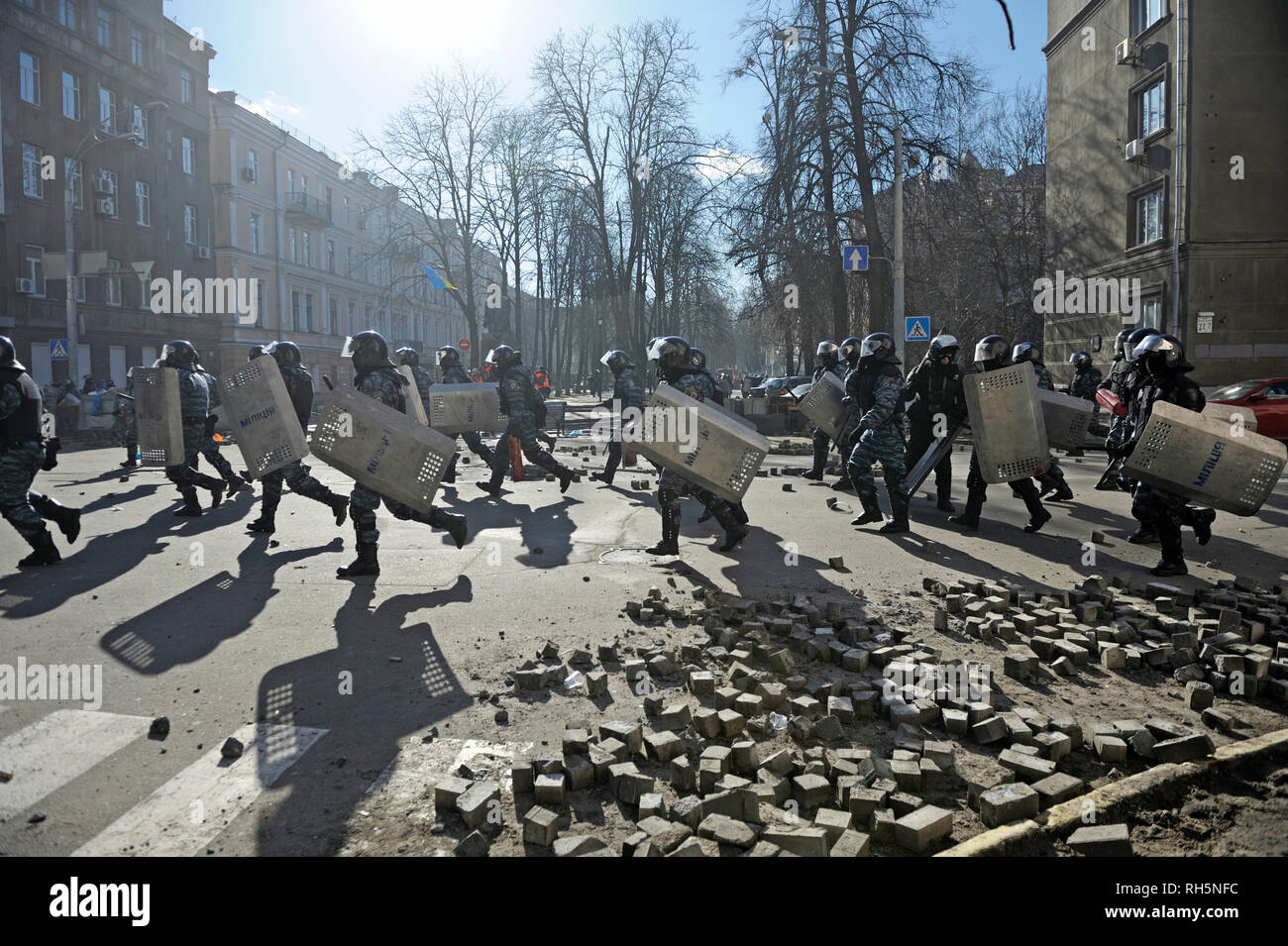 Des policiers (Berkut) attaquer les manifestants sur Institutskaya street. Révolution de la dignité. 18 février, 2014. 18 février, 2014. Kiev, Ukraine Banque D'Images
