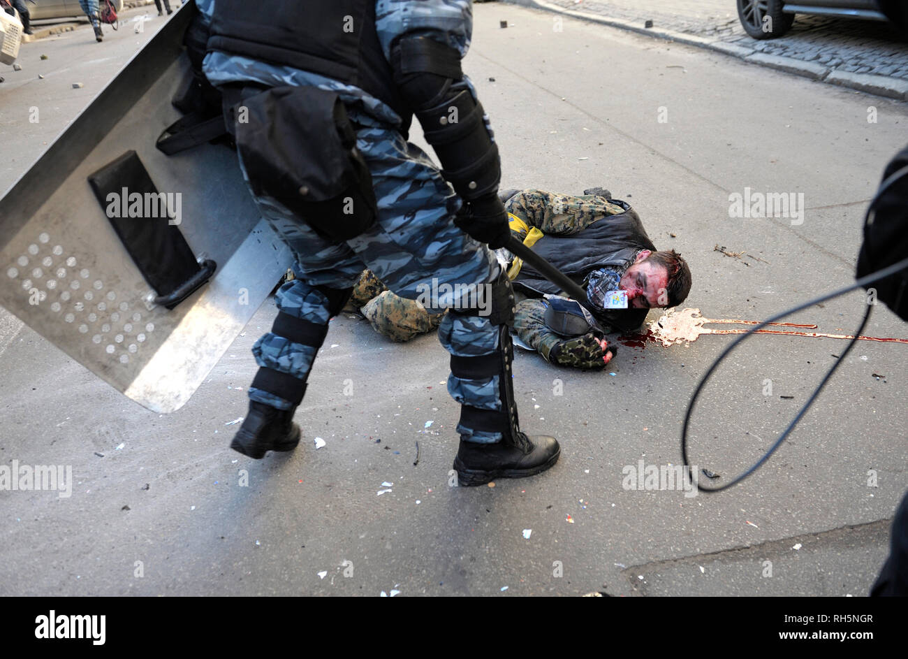 Des policiers (Berkut) attaquer les manifestants sur Institutskaya street. Révolution de la dignité. 18 février, 2014. 18 février, 2014. Kiev, Ukraine Banque D'Images