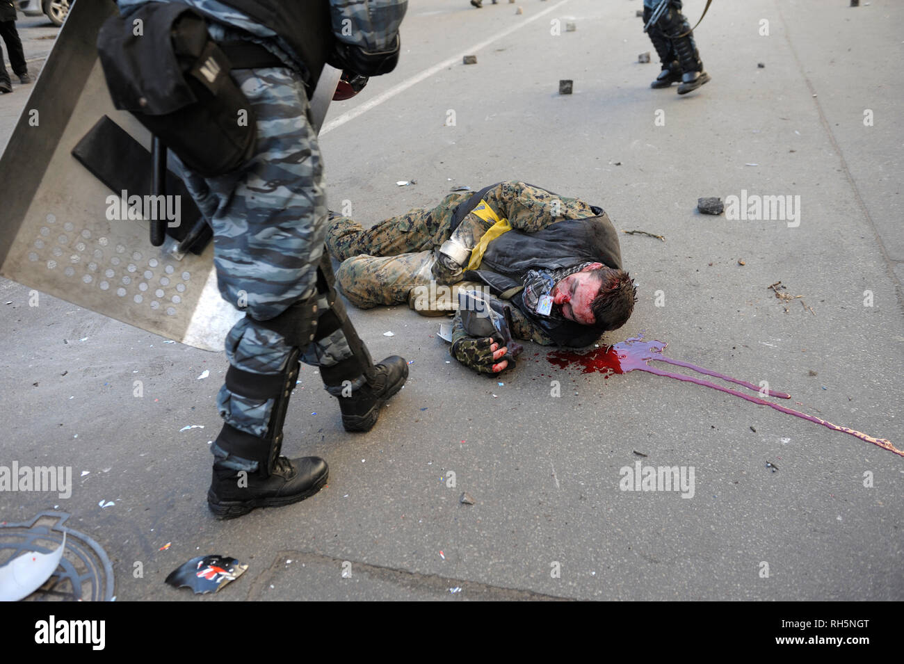 Des policiers (Berkut) attaquer les manifestants sur Institutskaya street. Révolution de la dignité. 18 février, 2014. 18 février, 2014. Kiev, Ukraine Banque D'Images