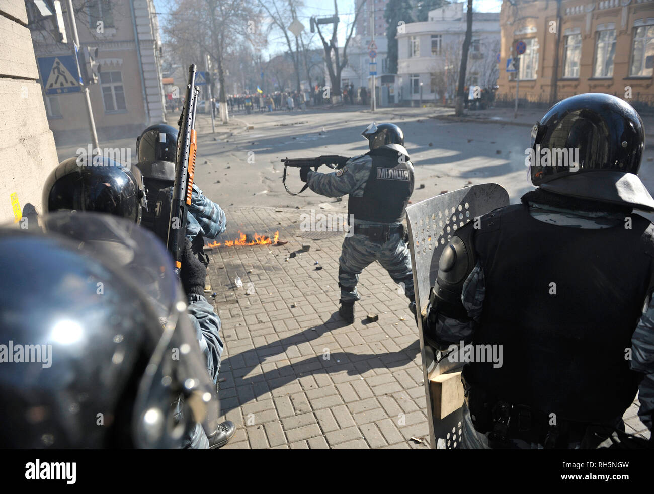 Des policiers (Berkut) attaquer les manifestants sur Institutskaya street. Révolution de la dignité. 18 février, 2014. 18 février, 2014. Kiev, Ukraine Banque D'Images