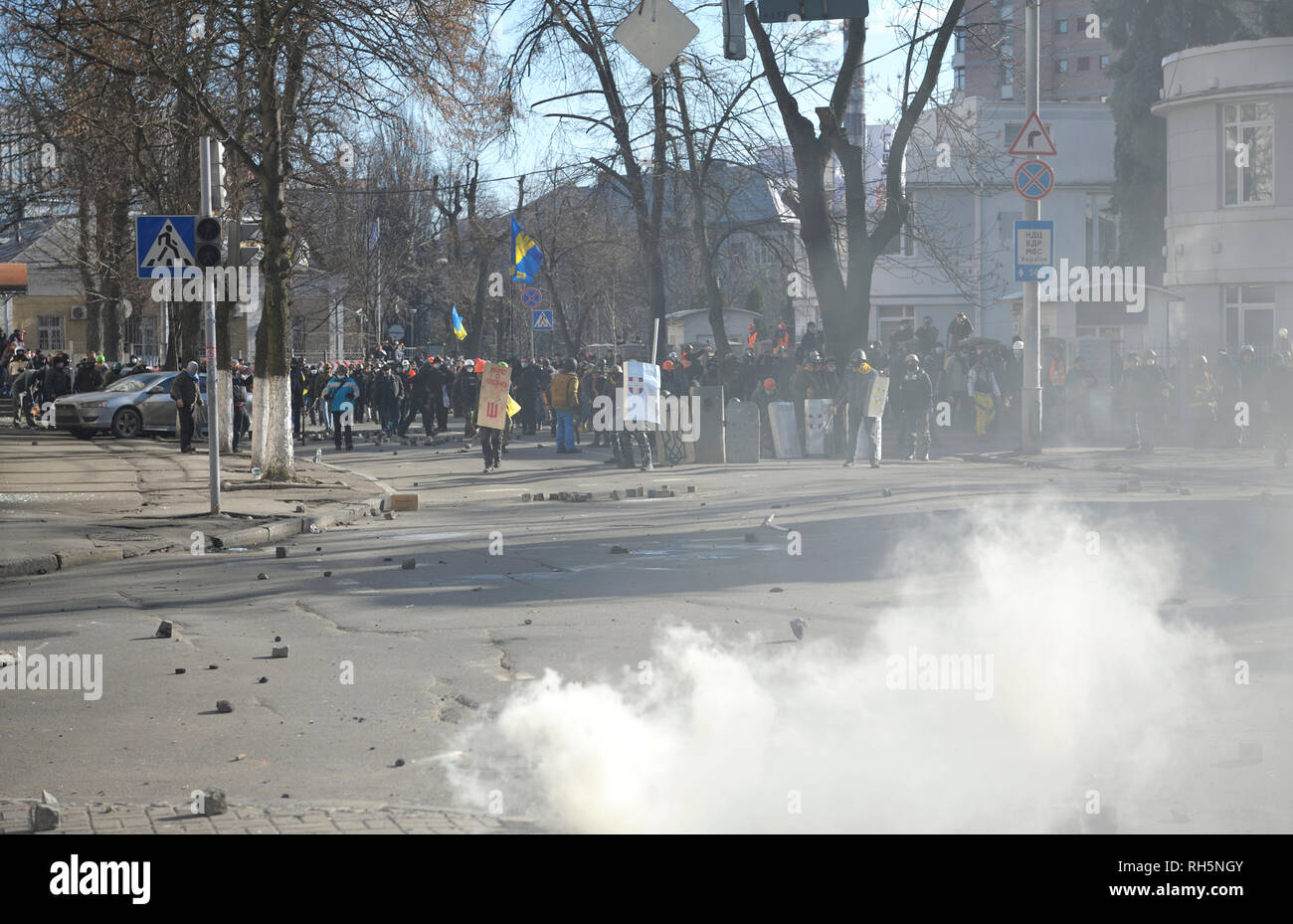 Des policiers (Berkut) attaquer les manifestants sur Institutskaya street. Révolution de la dignité. 18 février, 2014. 18 février, 2014. Kiev, Ukraine Banque D'Images