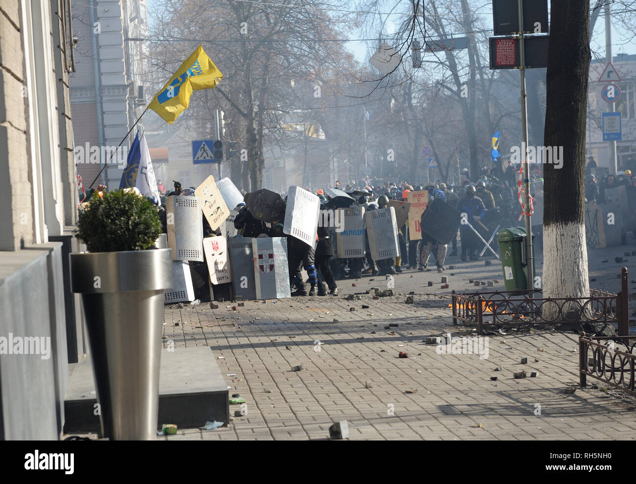 Des policiers (Berkut) attaquer les manifestants sur Institutskaya street. Révolution de la dignité. 18 février, 2014. 18 février, 2014. Kiev, Ukraine Banque D'Images