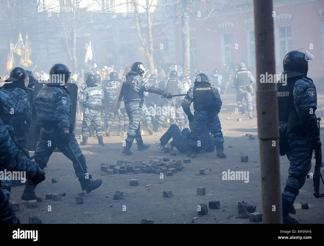 Des policiers (Berkut) attaquer les manifestants sur Institutskaya street. Révolution de la dignité. 18 février, 2014. 18 février, 2014. Kiev, Ukraine Banque D'Images