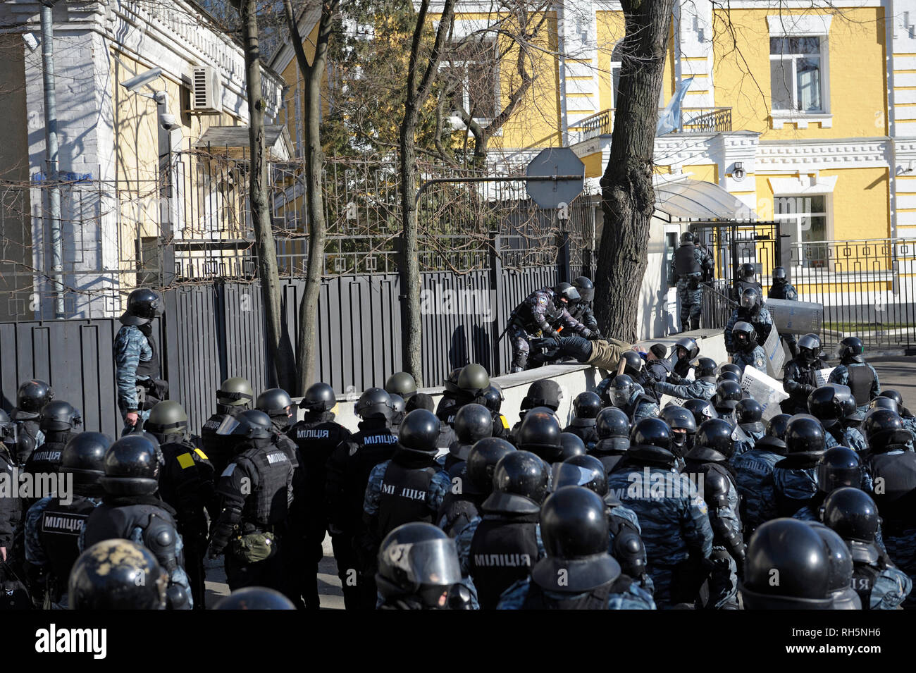Des policiers (Berkut) attaquer les manifestants sur Institutskaya street. Révolution de la dignité. 18 février, 2014. 18 février, 2014. Kiev, Ukraine Banque D'Images
