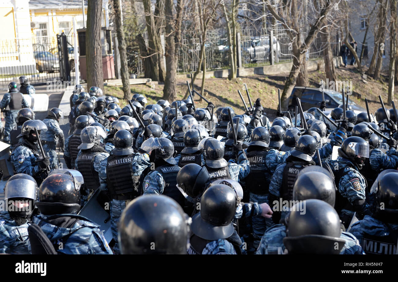 Des policiers (Berkut) attaquer les manifestants sur Institutskaya street. Révolution de la dignité. 18 février, 2014. 18 février, 2014. Kiev, Ukraine Banque D'Images