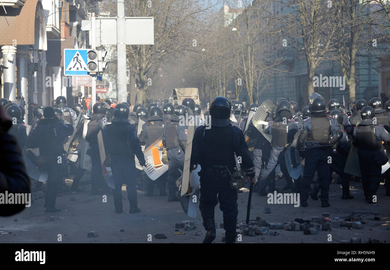 Des policiers (Berkut) attaquer les manifestants sur Institutskaya street. Révolution de la dignité. 18 février, 2014. 18 février, 2014. Kiev, Ukraine Banque D'Images