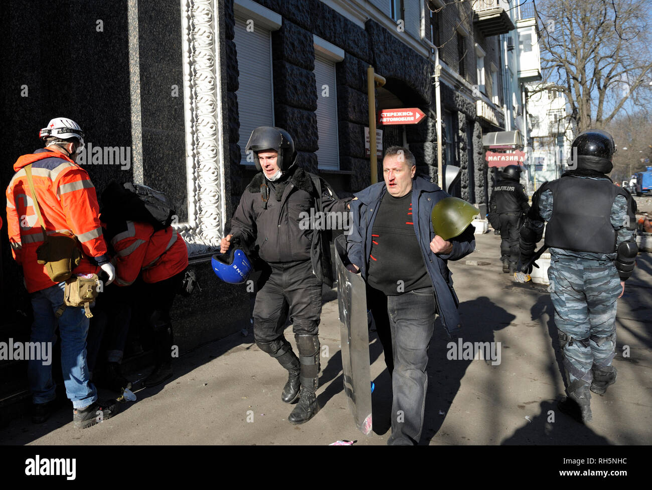 Policier (unité) manifestant Berkut principaux arrêtés. Des affrontements de rue sur Institutskaya street. Révolution de la dignité. 18 février, 2014. Kiev, Ukraine Banque D'Images