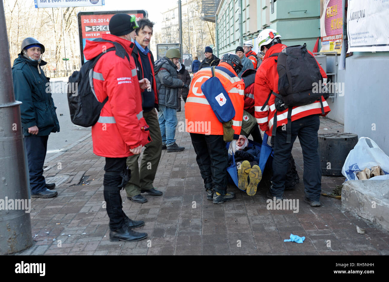 Les manifestants - victimes de violences policières sur Grushevskogo street, personnel paramédical, d'une ambulance. Révolution de la dignité.18 février 2014. Kiev, Ukraine Banque D'Images