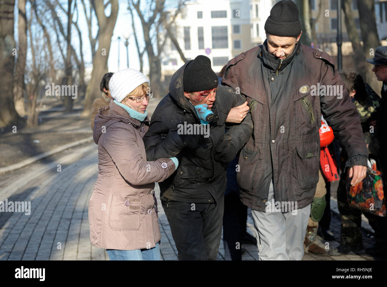 Les manifestants - victimes de violences policières sur Grushevskogo street, personnel paramédical, d'une ambulance. Révolution de la dignité.18 février 2014. Kiev, Ukraine Banque D'Images