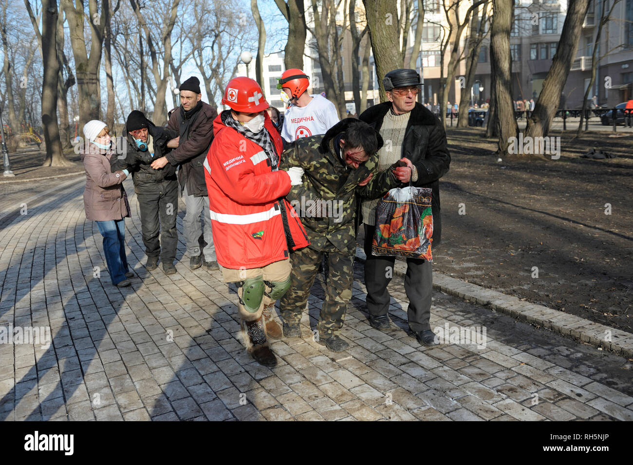 Les manifestants - victimes de violences policières sur Grushevskogo street, personnel paramédical, d'une ambulance. Révolution de la dignité.18 février 2014. Kiev, Ukraine Banque D'Images
