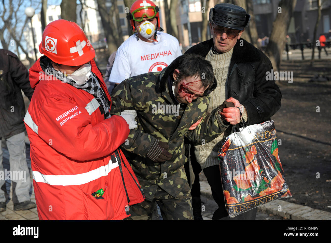 Les manifestants - victimes de violences policières sur Grushevskogo street, personnel paramédical, d'une ambulance. Révolution de la dignité.18 février 2014. Kiev, Ukraine Banque D'Images
