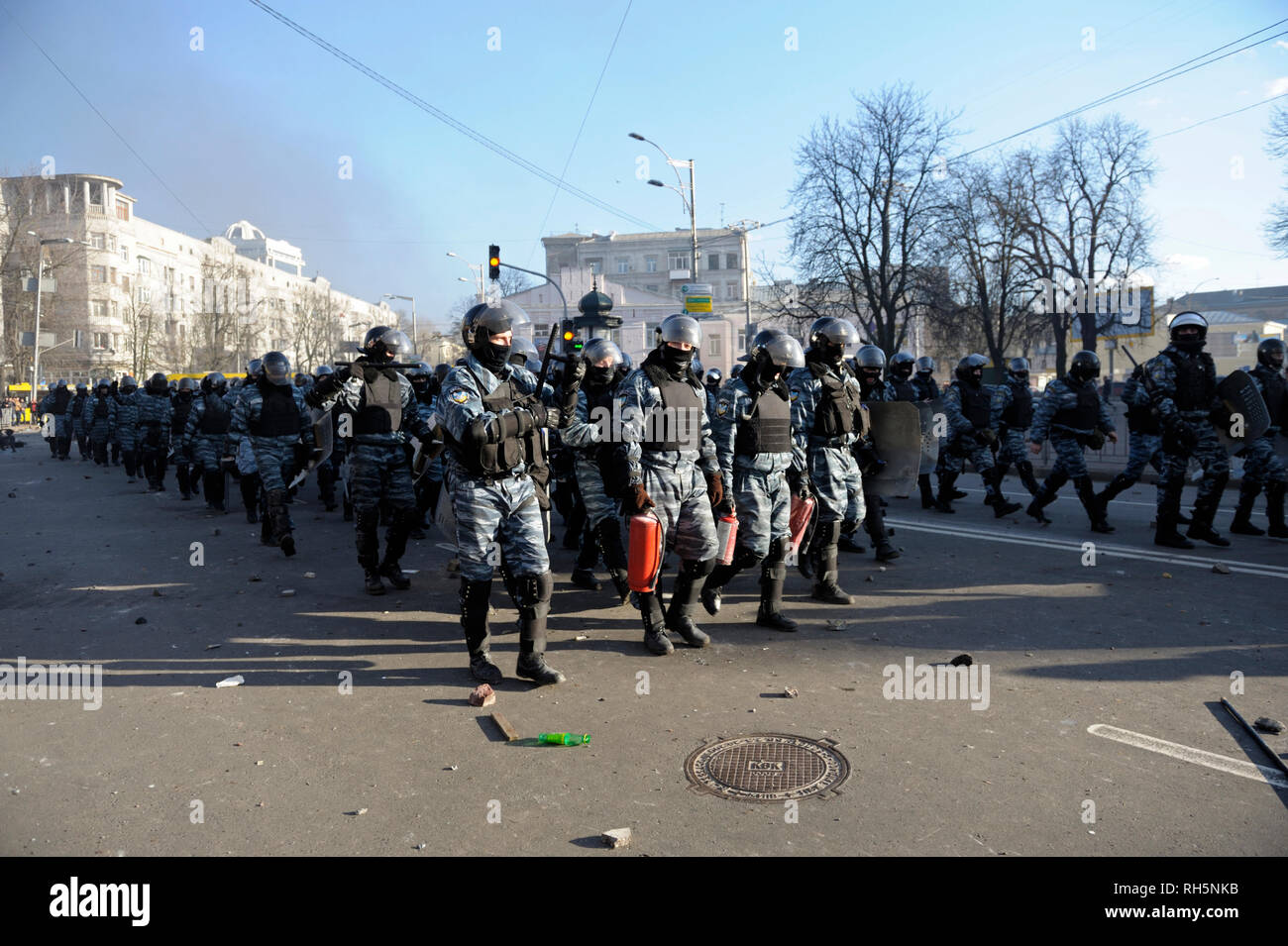 Des policiers (Berkut) attaquer les manifestants sur Grushevskogo street. Révolution de la dignité. 18 février, 2014. 18 février, 2014. Kiev, Ukraine Banque D'Images