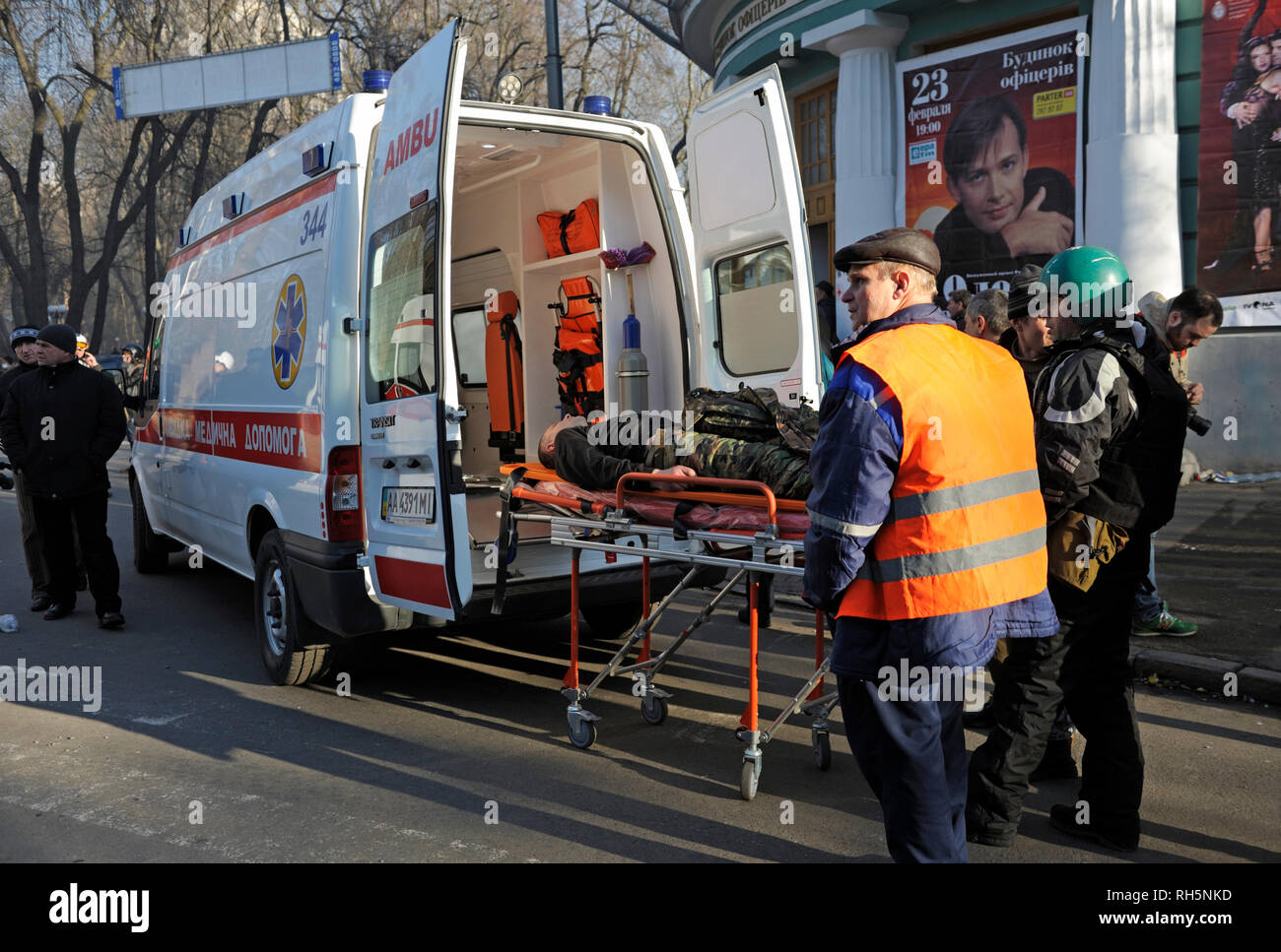 Les manifestants - victimes de violences policières sur Grushevskogo street, personnel paramédical, d'une ambulance. Révolution de la dignité.18 février 2014. Kiev, Ukraine Banque D'Images