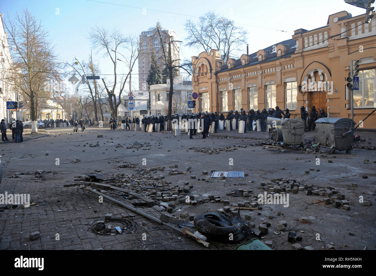 Des policiers (Berkut) attaquer les manifestants sur Institutskaya street. Révolution de la dignité. 18 février, 2014. 18 février, 2014. Kiev, Ukraine Banque D'Images