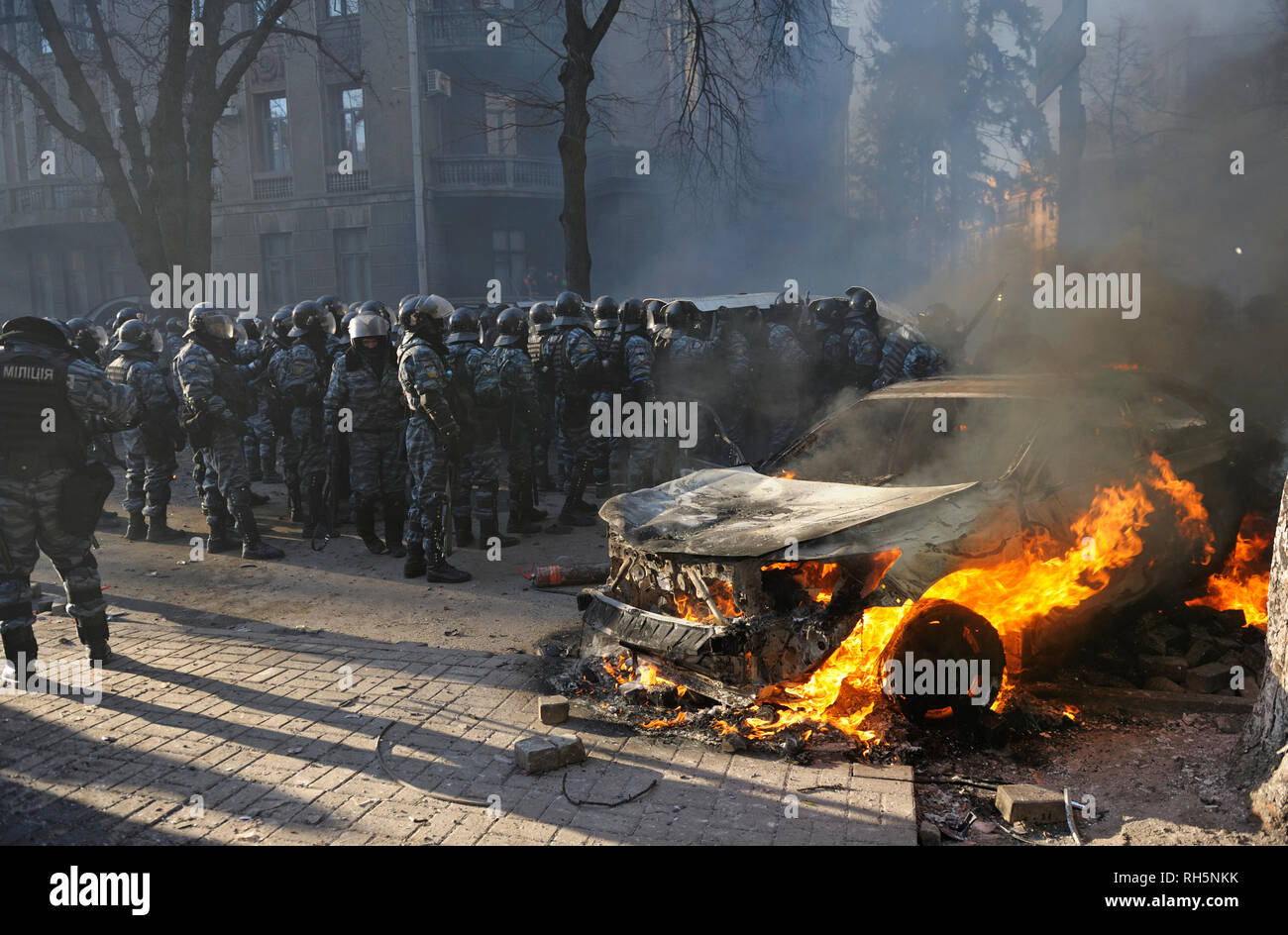 Des policiers (Berkut) attaquer les manifestants sur Institutskaya street. Révolution de la dignité. 18 février, 2014. 18 février, 2014. Kiev, Ukraine Banque D'Images