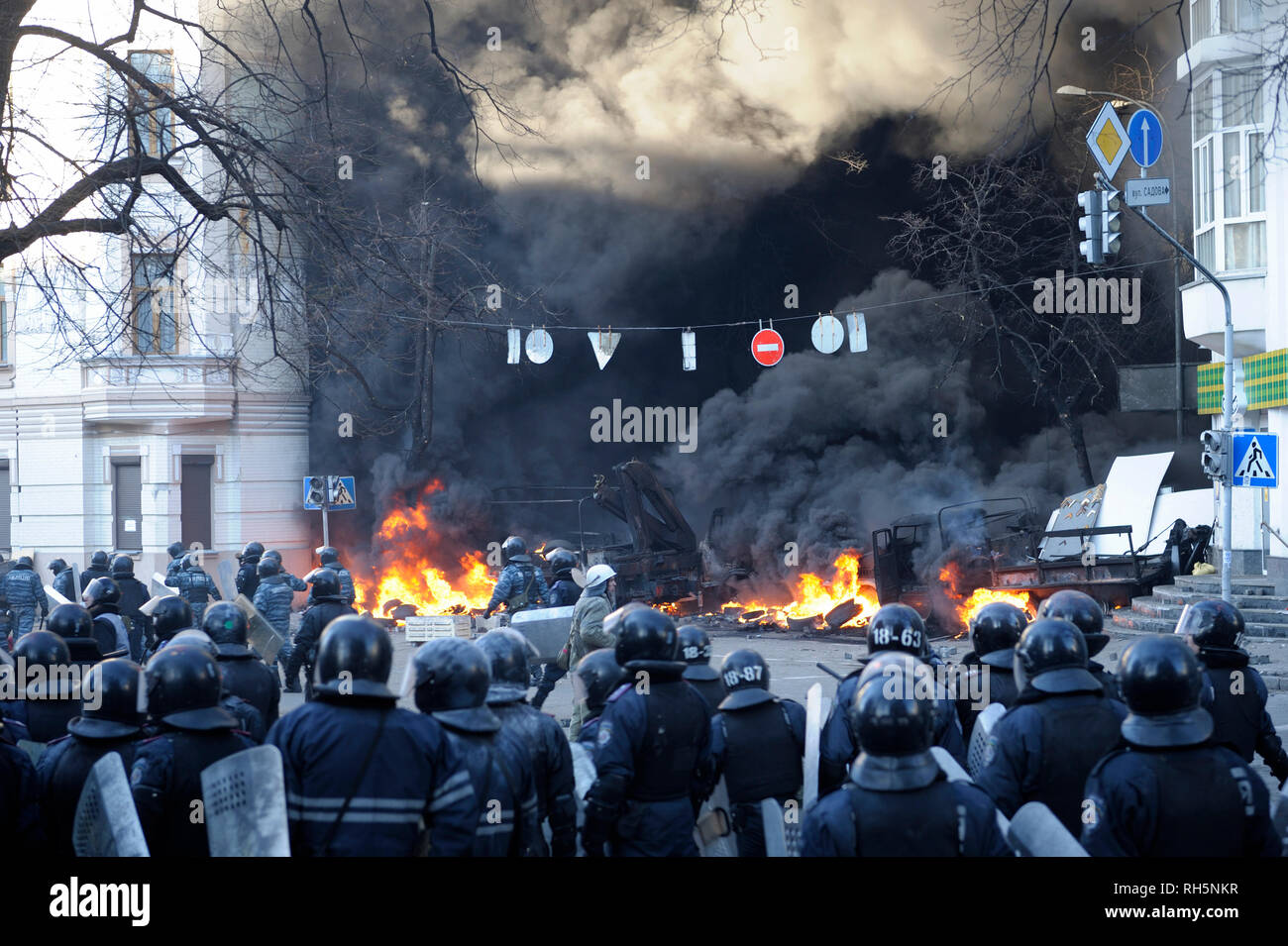 Des policiers (Berkut) attaquer les manifestants sur Institutskaya street. Révolution de la dignité. 18 février, 2014. 18 février, 2014. Kiev, Ukraine Banque D'Images