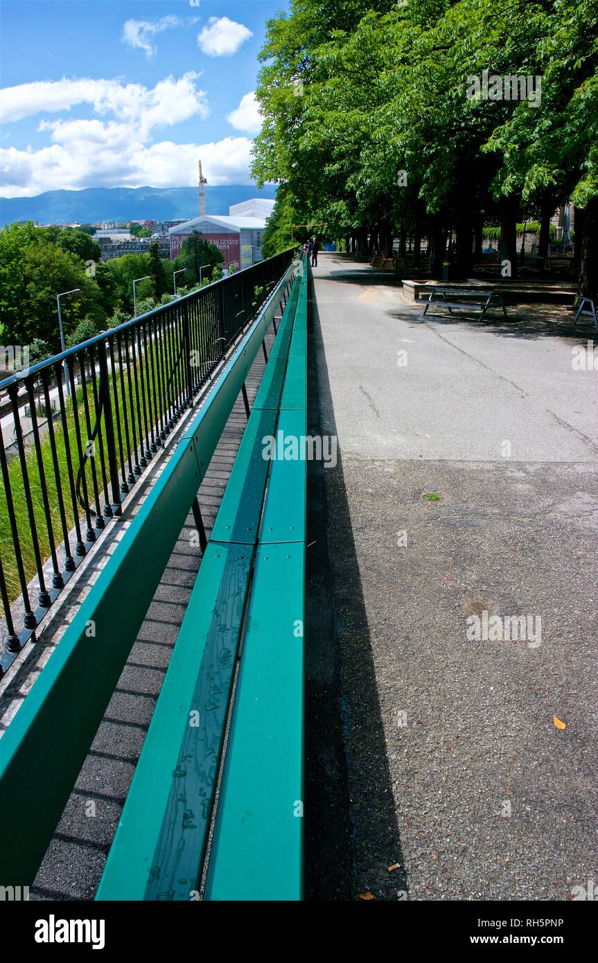 120 mètres de long en bois le plus long du monde banc de parc donne sur  Parc des Bastions Genève Suisse construit 1767 Photo Stock - Alamy