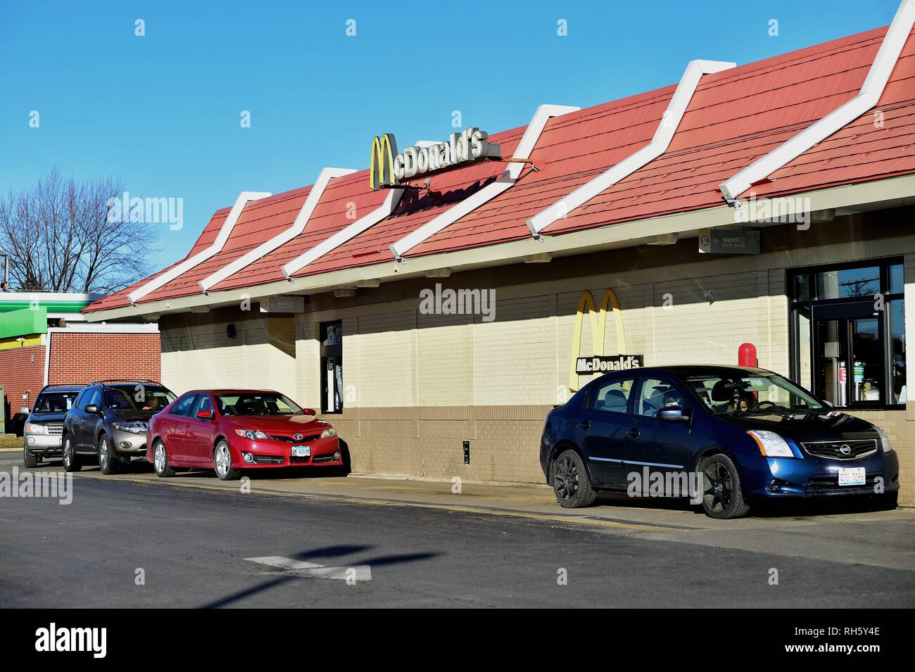 Carol Stream, Illinois, USA. Voitures alignées dans un McDonald's drive-thru restaurant dans la banlieue de Chicago. Banque D'Images