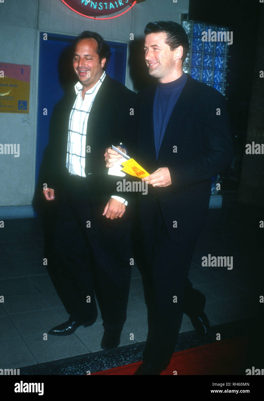 HOLLYWOOD, CA - 1 décembre : l'Acteur Jon Lovitz et l'acteur Alec Baldwin assister à la sélection des fait-pour-TV Film "attaque du 50 Ft. Femme' le 1 décembre 1993 à Hollywood Théâtre Galaxy à Hollywood, Californie. Photo de Barry King/Alamy Stock Photo Banque D'Images