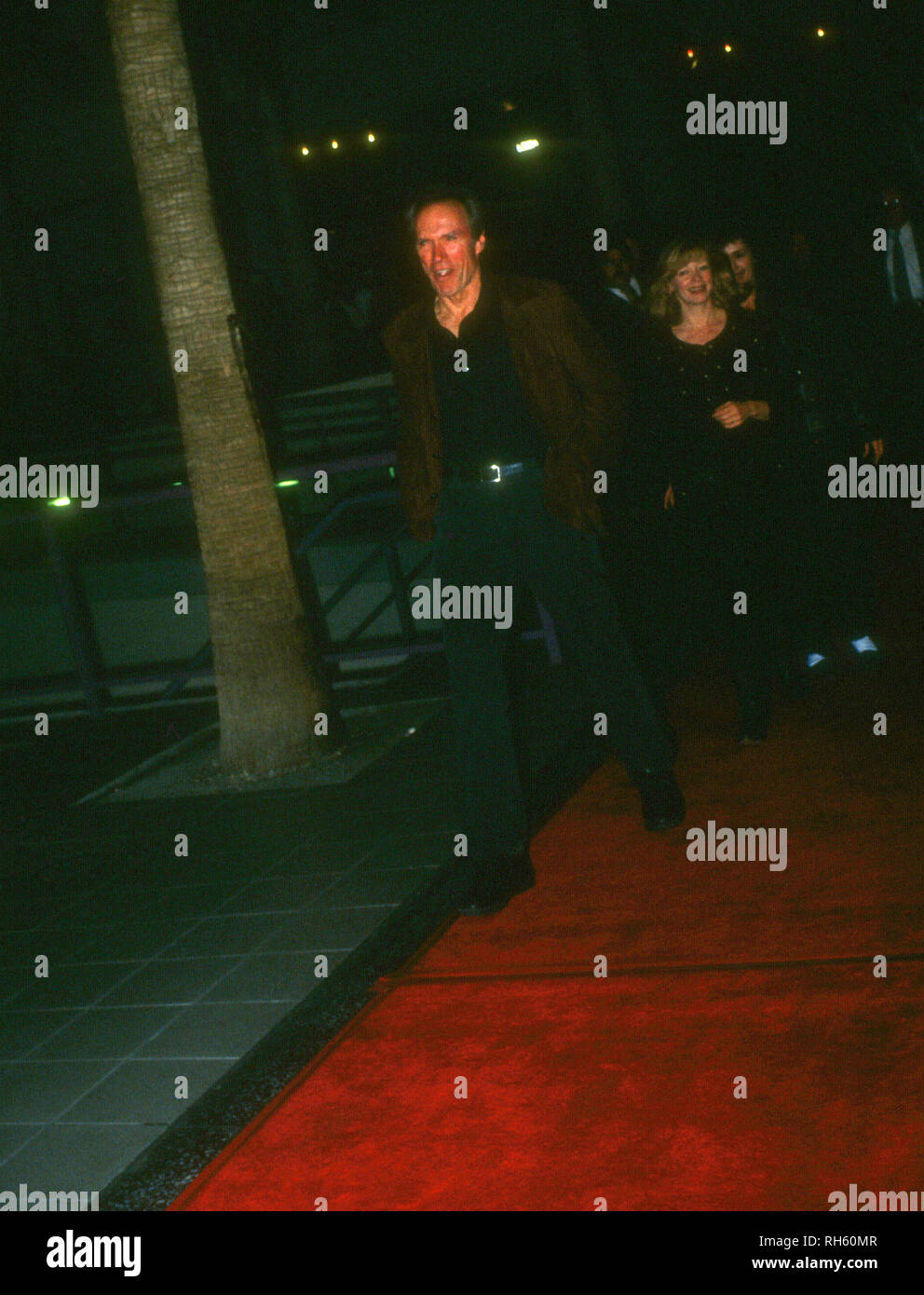 HOLLYWOOD, CA - 1 décembre : l'acteur Clint Eastwood et l'actrice Frances Fisher assister à la sélection des fait-pour-TV Film "attaque du 50 Ft. Femme' le 1 décembre 1993 à Hollywood Théâtre Galaxy à Hollywood, Californie. Photo de Barry King/Alamy Stock Photo Banque D'Images