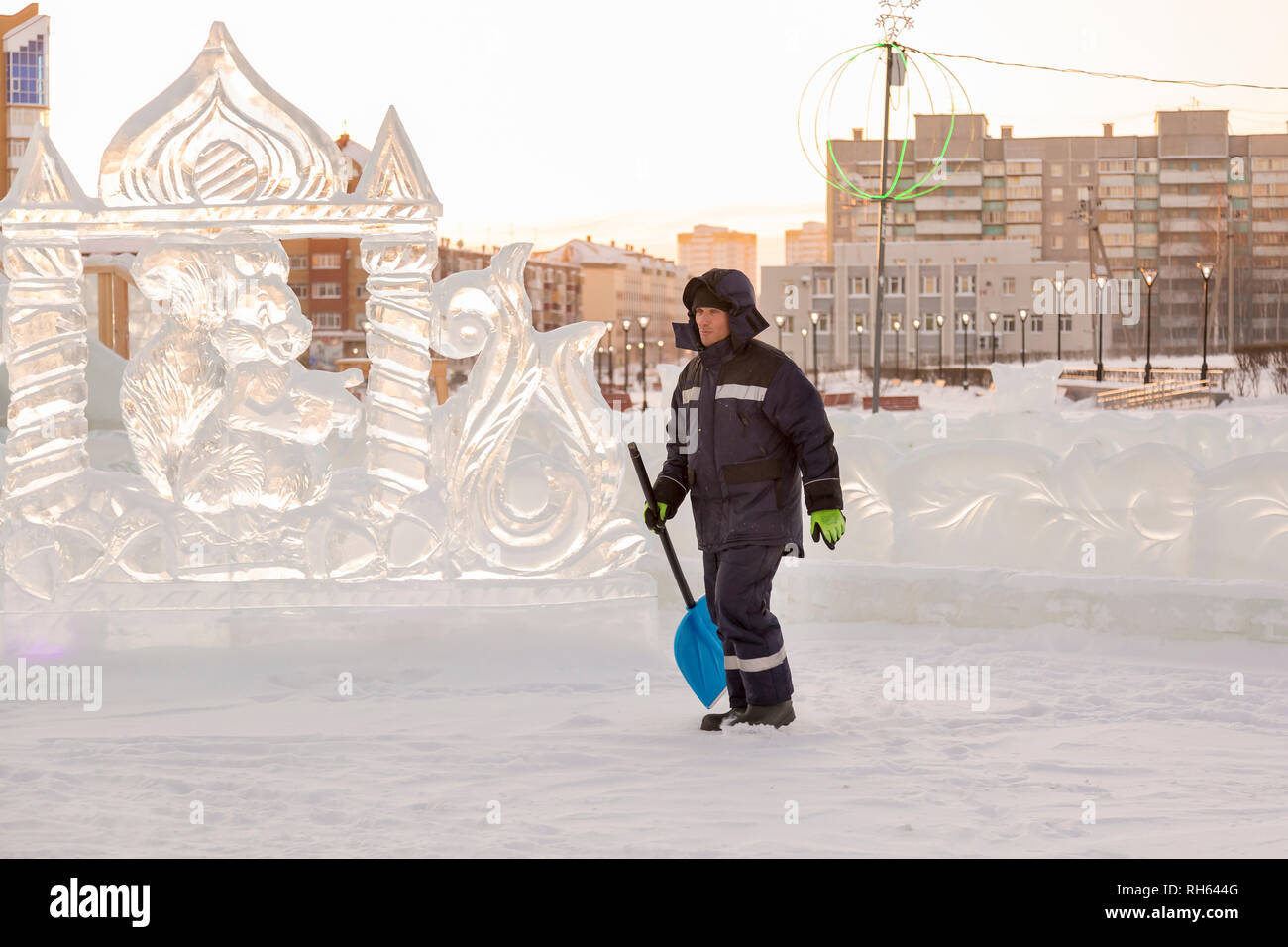 Portrait d'un travailleur engagé à organiser une ville de glace Banque D'Images