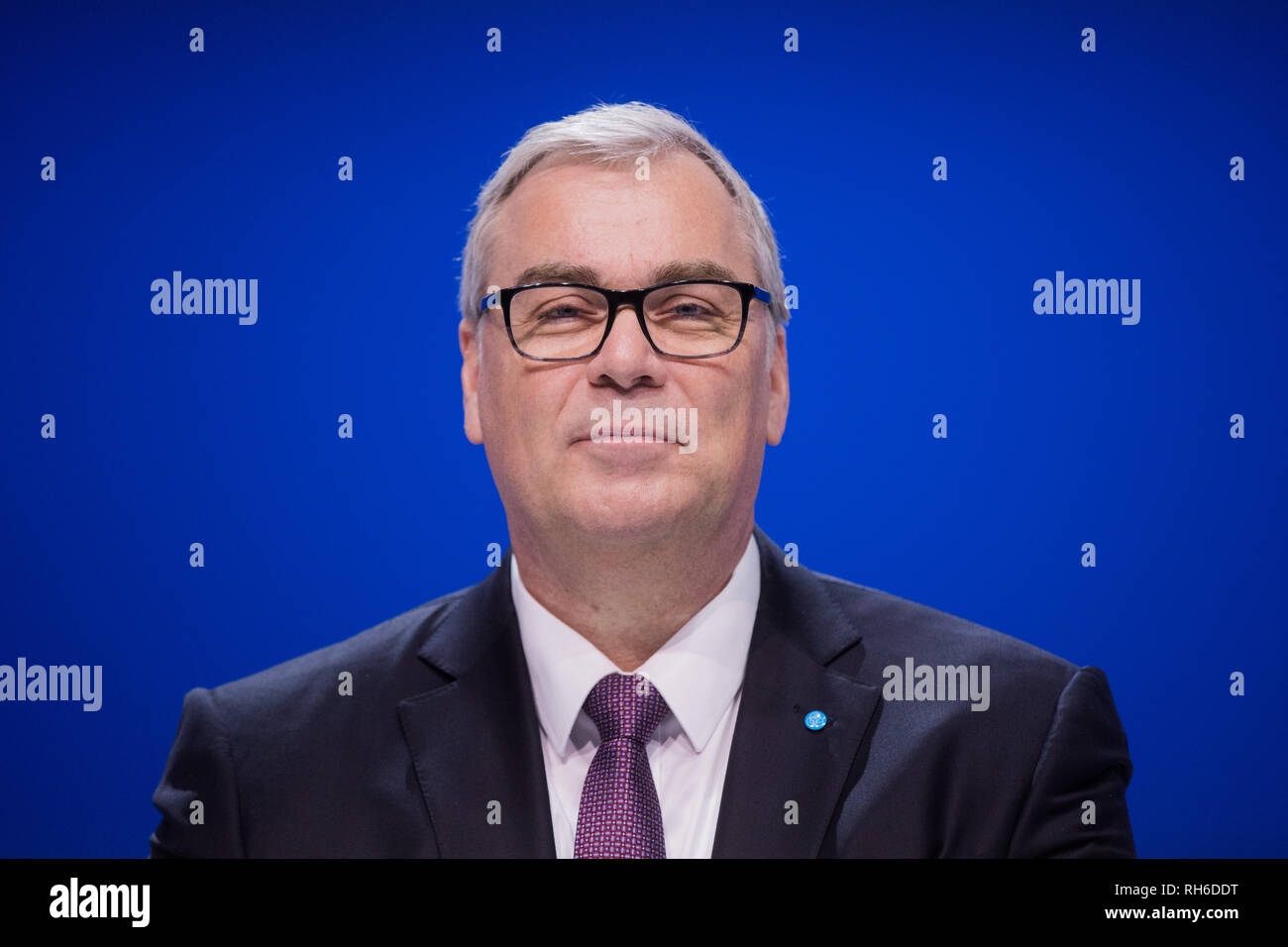 Bochum, Allemagne. 06Th Feb 2019. Johannes Dietsch, Thyssenkrupp de nouveau chef de la direction financière, est assis sur le podium lors de l'Assemblée générale des actionnaires. Crédit : Rolf Vennenbernd/dpa/Alamy Live News Banque D'Images