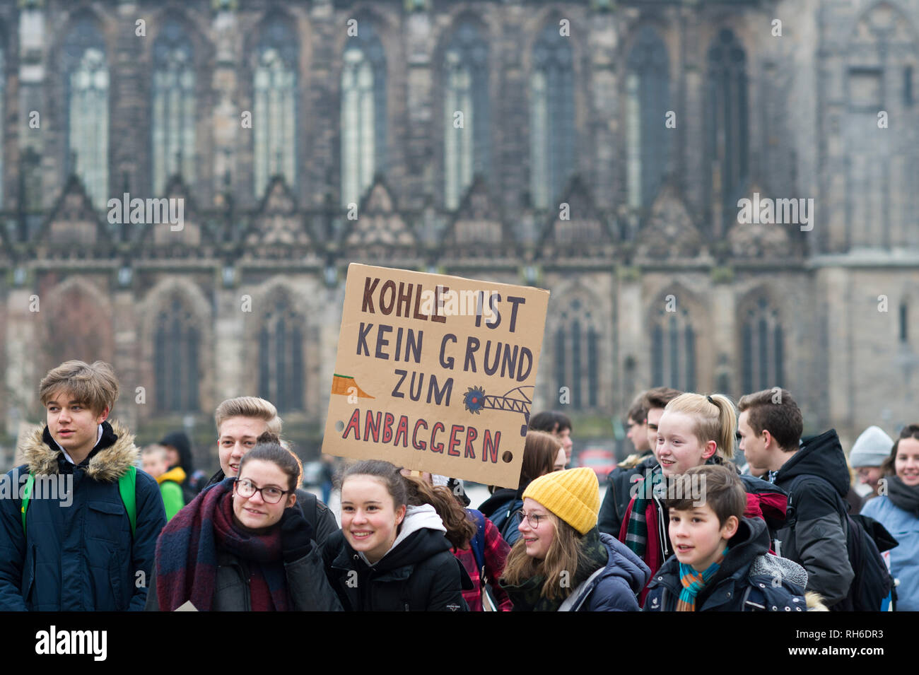 01 février 2019, la Saxe-Anhalt, Magdeburg : 'Le charbon n'est pas une raison pour creuser' est sur un signe de l'étudiant. Les jeunes ont fait preuve sur la place de la cathédrale pour la protection du climat et du charbon et de retrait annulé leurs leçons à prendre part à la manifestation. Photo : Klaus-Dietmar Gabbert/dpa-Zentralbild/ZB Banque D'Images