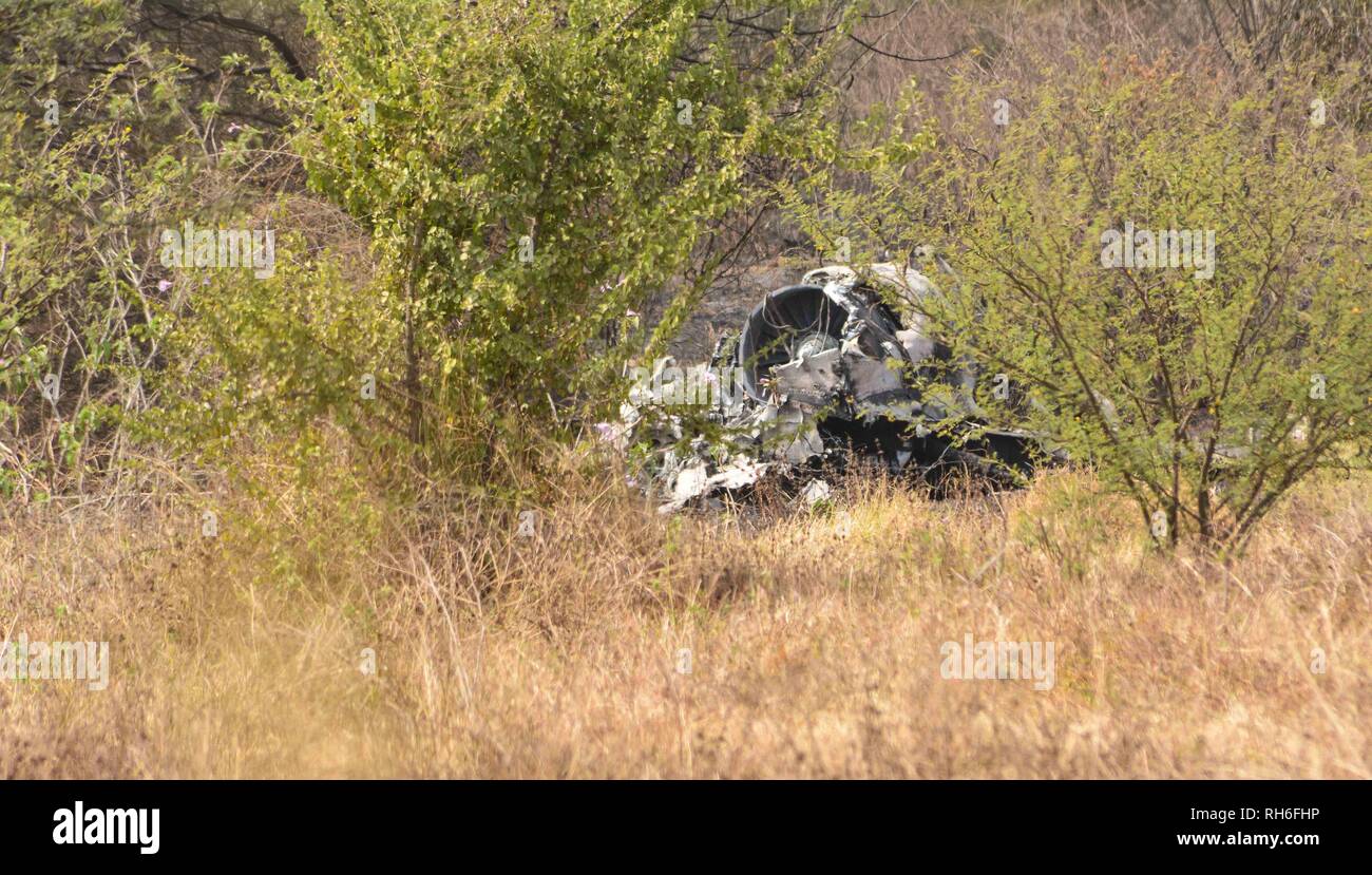 Le 1er février 2019 - Bangalore, Karnataka, Inde - Le moteur de l'avion vu sur le terrain après l'accident..Le Mirage 2000 trainer avion s'est écrasé à l'aéroport pendant les heures de matin HAL laissant 2 pilotes sont morts, Siddhartha Negi et Samir Abrol. La cause exacte de l'accident n'a pas encore été identifié. (Crédit Image : © Meghana Sastry/SOPA des images à l'aide de Zuma sur le fil) Banque D'Images