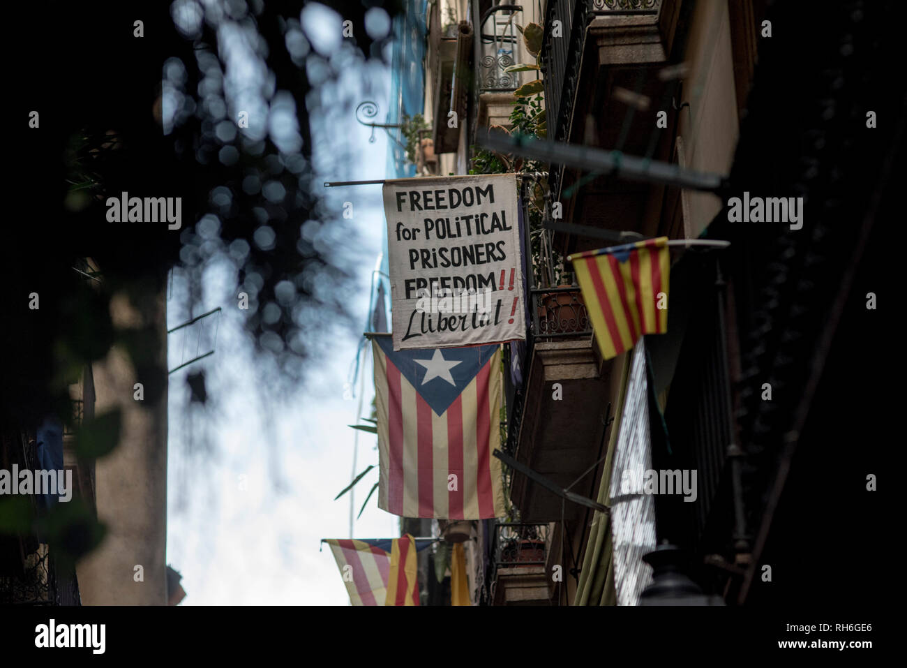 Barcelone, Espagne. 1er février 2019. Une bannière demander la liberté pour les leaders séparatistes catalans se bloque à partir d'un balcon à Barcelone. Ce vendredi les chefs séparatistes catalans emprisonnés sont transférés de leurs prisons actuelles en Catalogne à d'autres près de Madrid (Soto del Real pour les hommes, Alcala Meco pour les femmes) pour assister à la cour au cours de leur procès. Crédit : Jordi Boixareu/Alamy Live News Banque D'Images