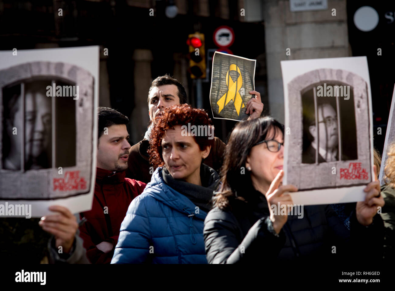 Barcelone, Espagne. 1er février 2019. Des manifestants à Barcelone de bannières tenir emprisonné les dirigeants catalans. Ce vendredi les chefs séparatistes catalans emprisonnés sont transférés de leurs prisons actuelles en Catalogne à d'autres près de Madrid (Soto del Real pour les hommes, Alcalá Meco pour les femmes) pour assister à la cour au cours de leur procès. Crédit : Jordi Boixareu/Alamy Live News Banque D'Images