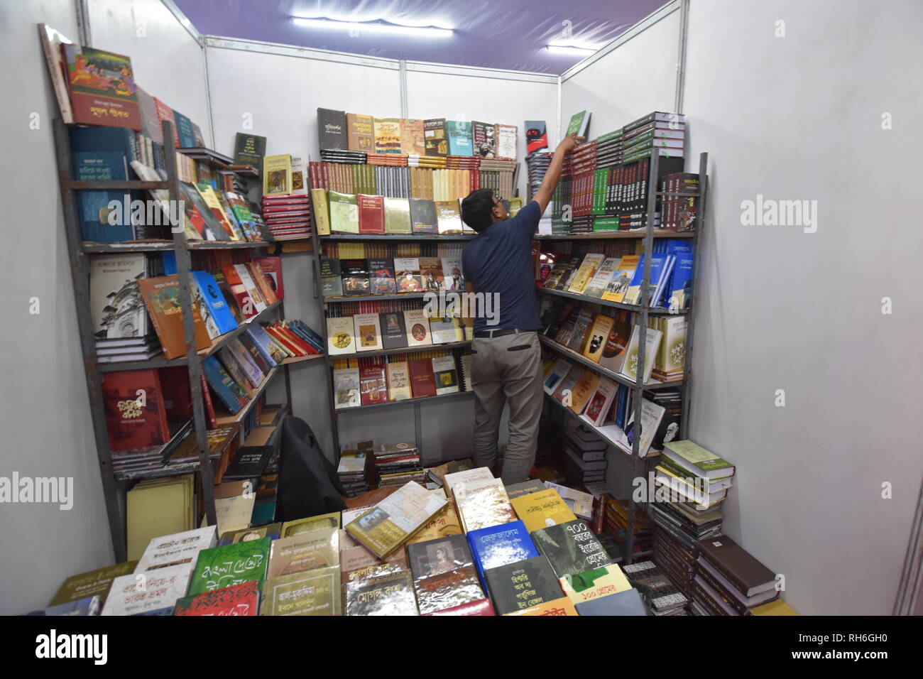 Kolkata, Inde. 1er février 2019. L'intérieur du pavillon du Bangladesh lors de la deuxième journée de douze jours Durée 43e Foire du livre de Calcutta International 2019 au parc Central, Salt Lake City, organisé par les éditeurs et libraires Guild. Credit : Biswarup Ganguly/Alamy Live News Banque D'Images